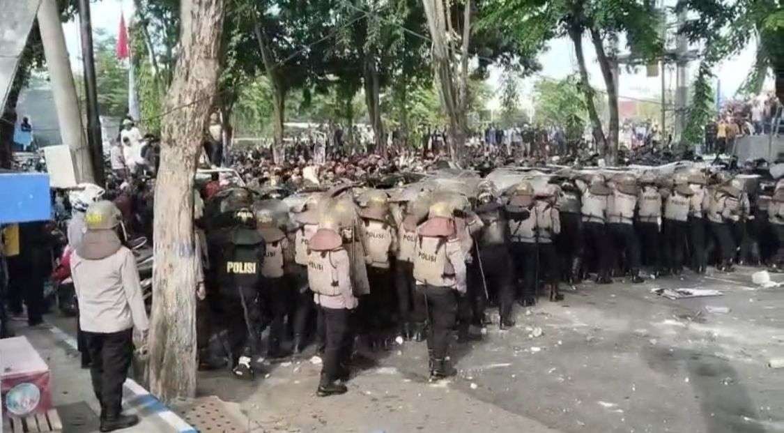 Fasilitas Alun-Alun Trunojoyo Rusak Usai Demo di DPRD Sampang